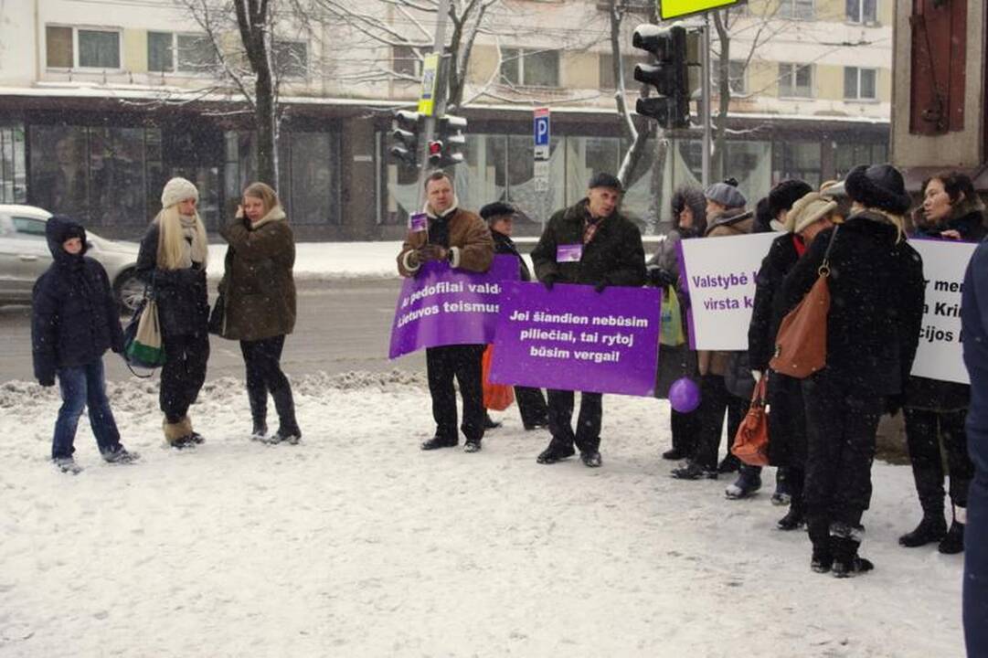 Po policijos langais piketavusiems drąsuoliams gresia nemalonumai