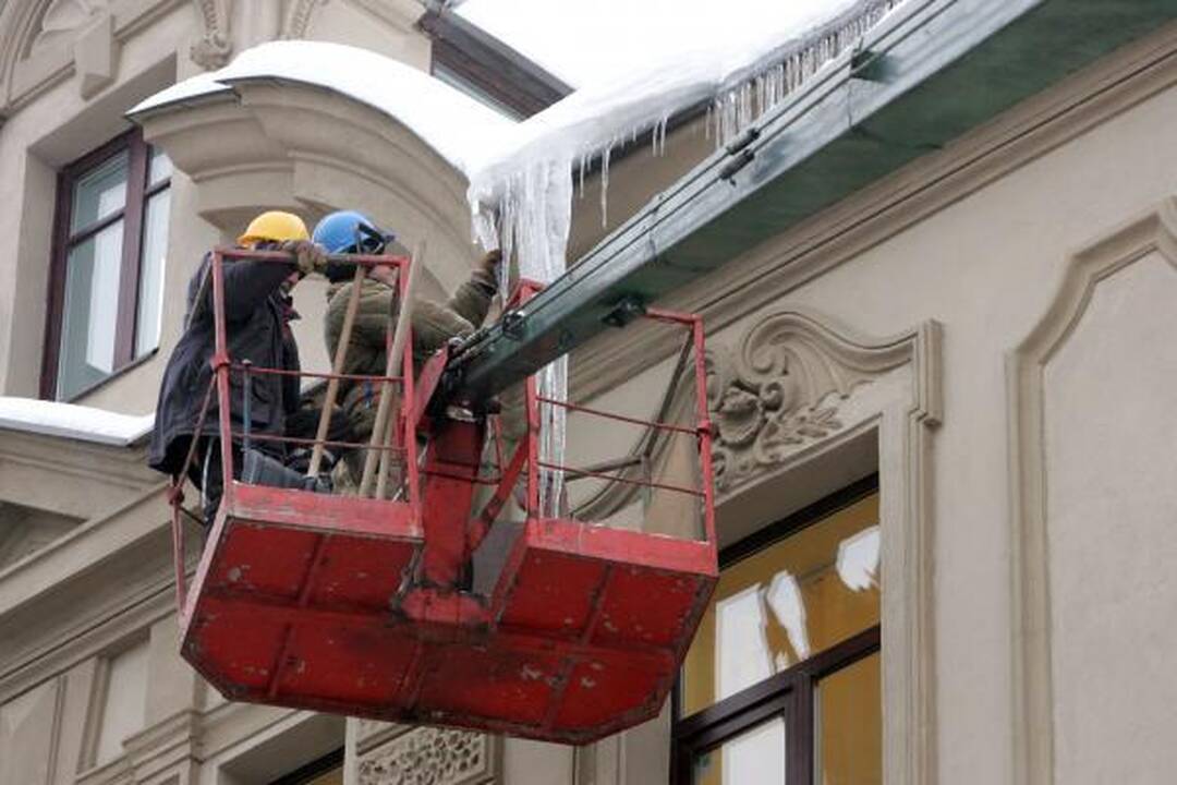 Vilniaus stogai vaduojami nuo varveklių