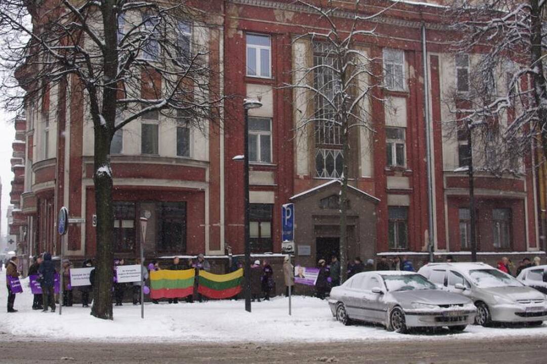 Po policijos langais piketavusiems drąsuoliams gresia nemalonumai