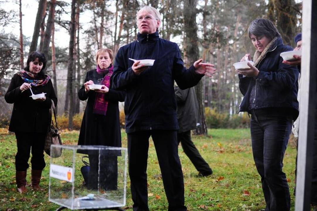Ministras D.Jankauskas aukojo ir kvietė košės