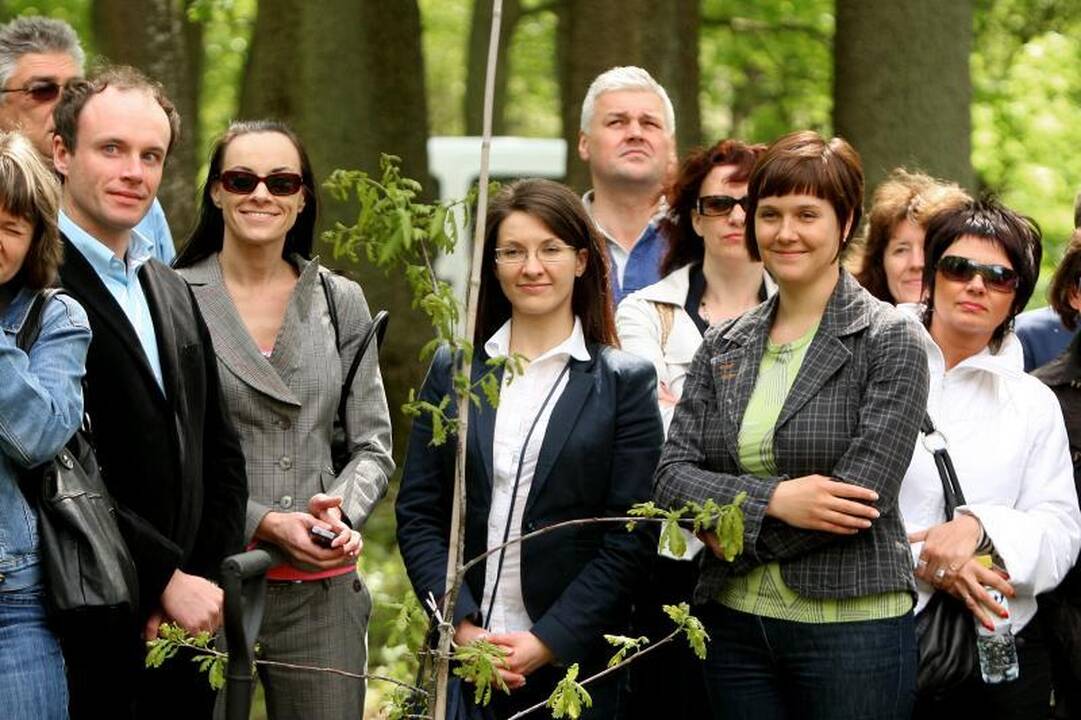 Garsi orangutangų globėja Fredoje sodino ąžuolus