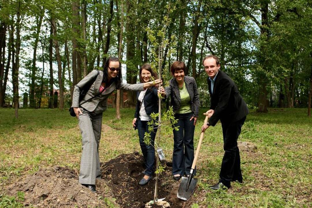 Garsi orangutangų globėja Fredoje sodino ąžuolus