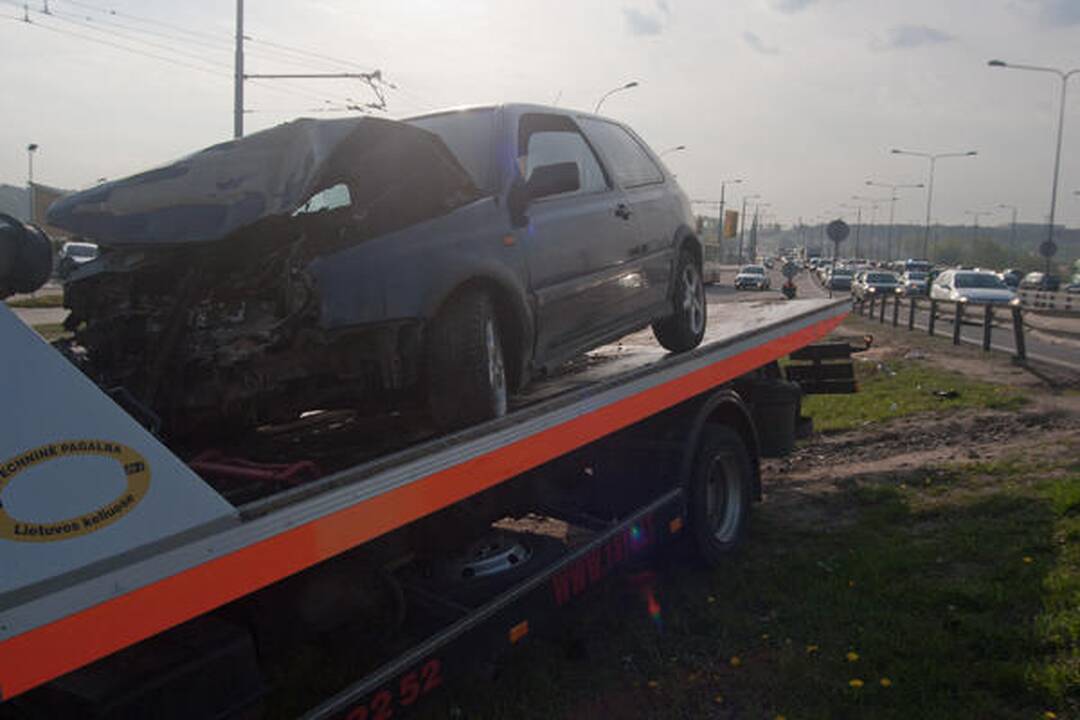 Po avarijos girtas vairuotojas iš rankų nepaleido butelio
