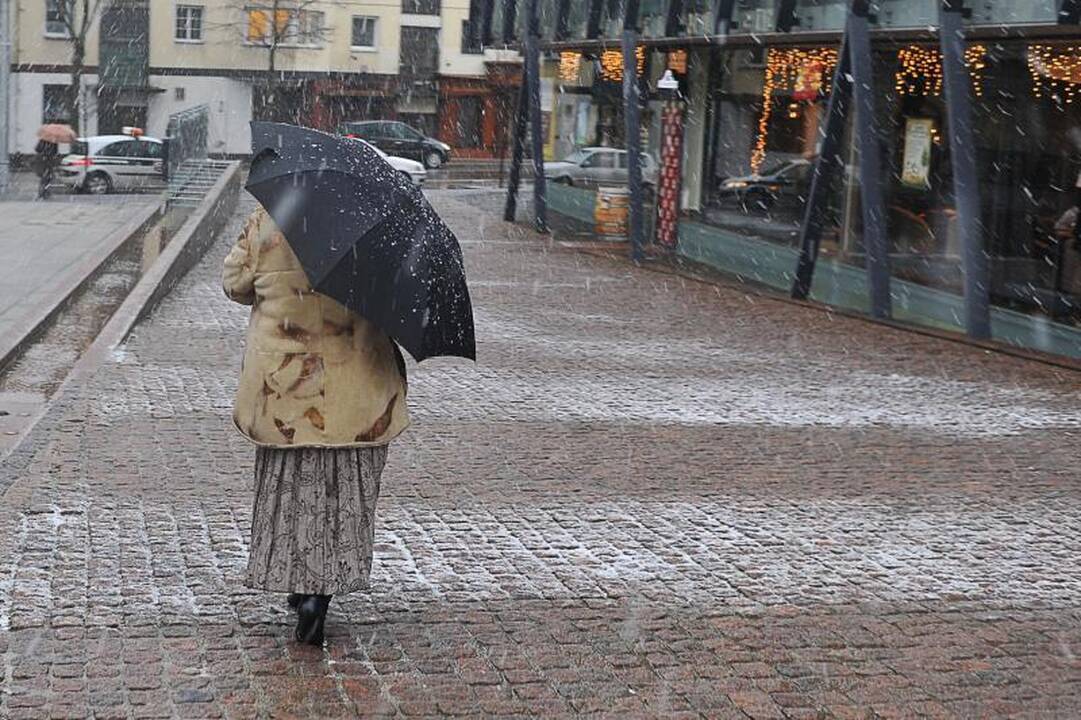 Sekmadienio naktį - krituliai ir lijundra, pajūryje gali kilti pūga