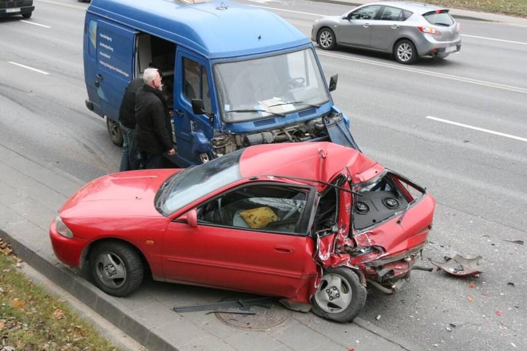Vilniuje krovininis automobilis suknežino „Mitsubishi Colt“