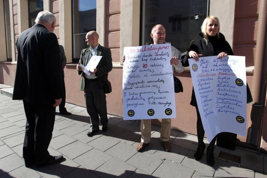 Premjeras piketuojantiems pareigūnams: turime gyventi pagal išgales