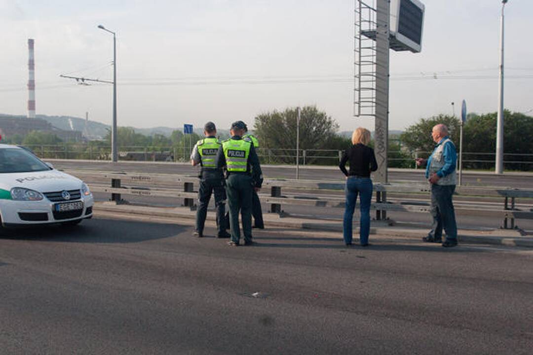 Po avarijos girtas vairuotojas iš rankų nepaleido butelio