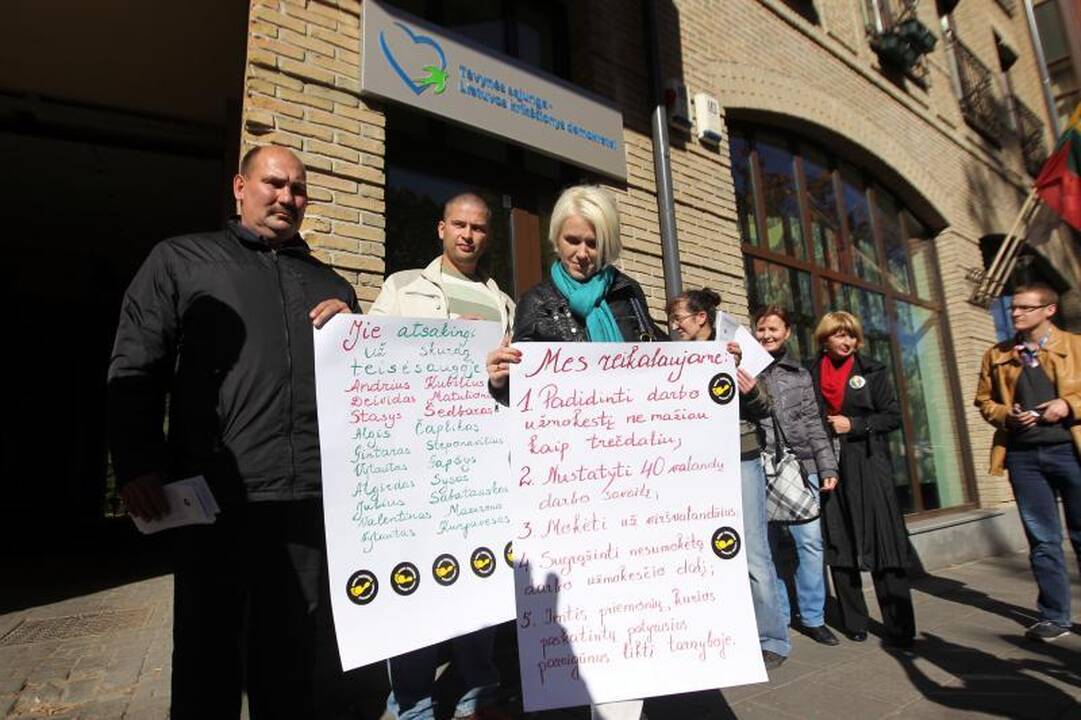 Premjeras piketuojantiems pareigūnams: turime gyventi pagal išgales