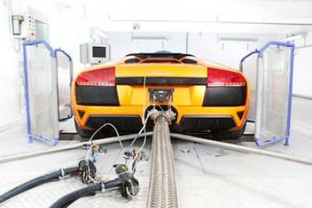 „Lamborghini“ imsis hibridų