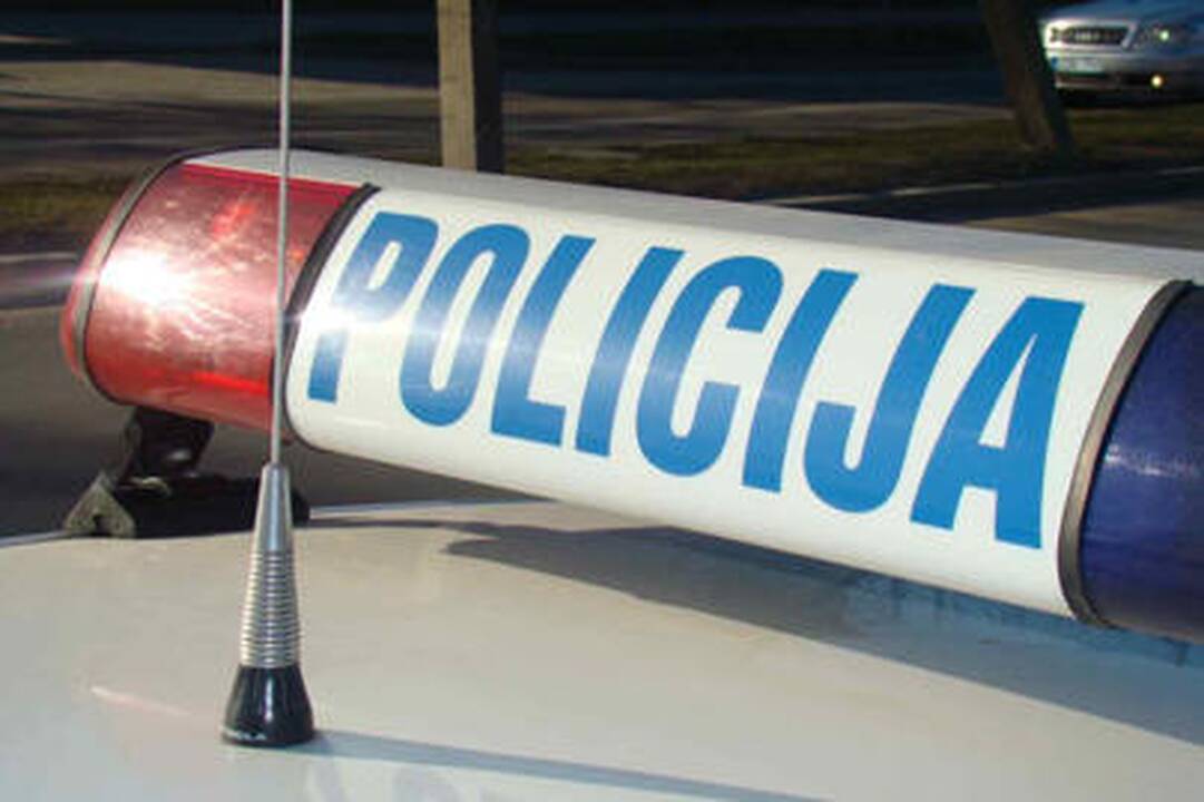Vilniuje apgadinti du policijos automobiliai - jiems išdaužti stiklai