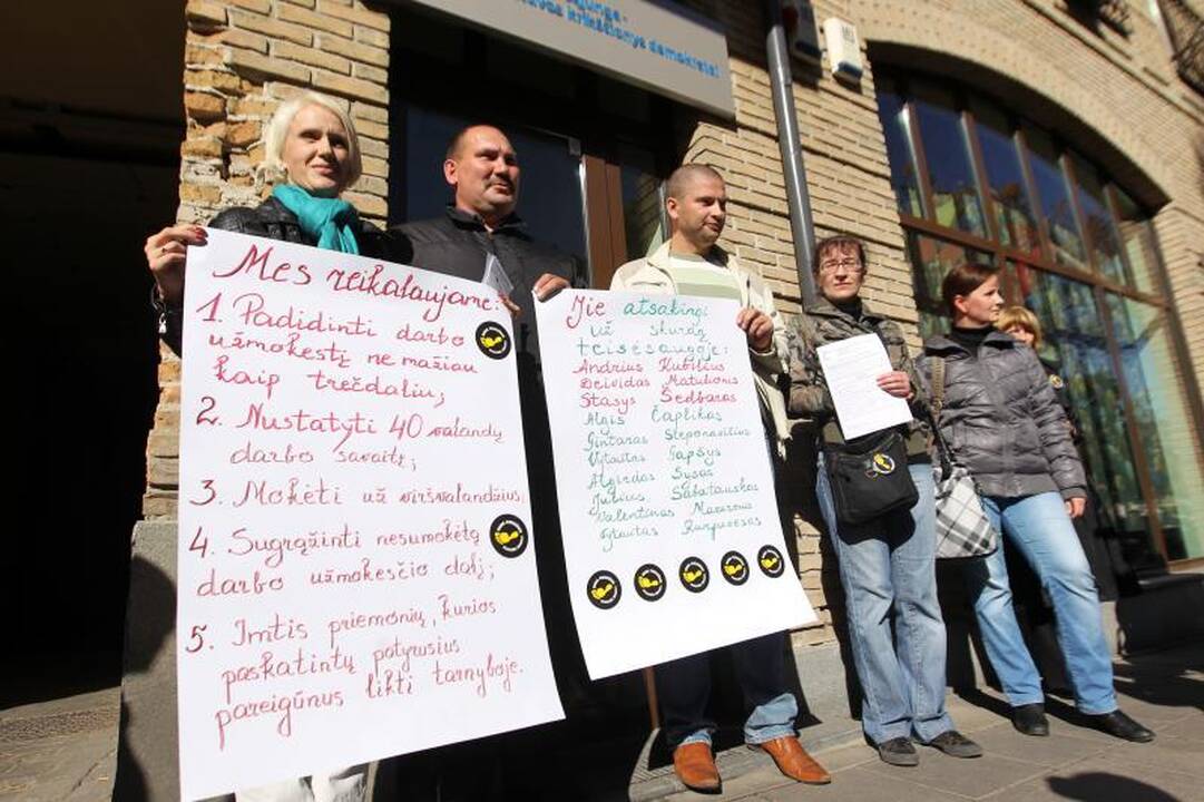 Premjeras piketuojantiems pareigūnams: turime gyventi pagal išgales