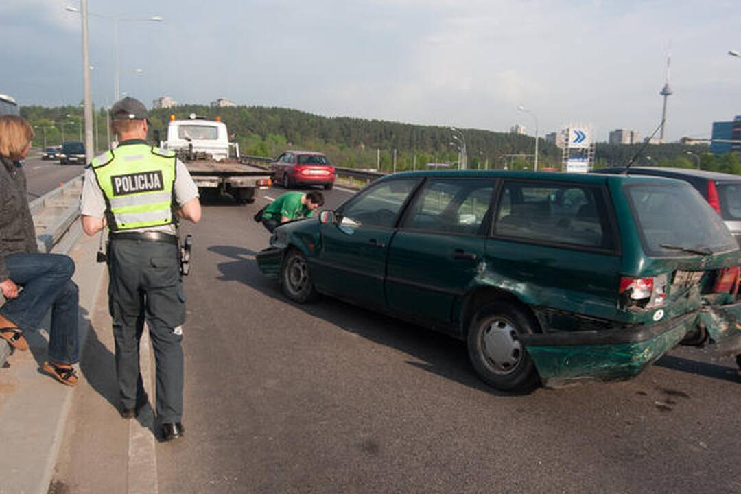 Po avarijos girtas vairuotojas iš rankų nepaleido butelio