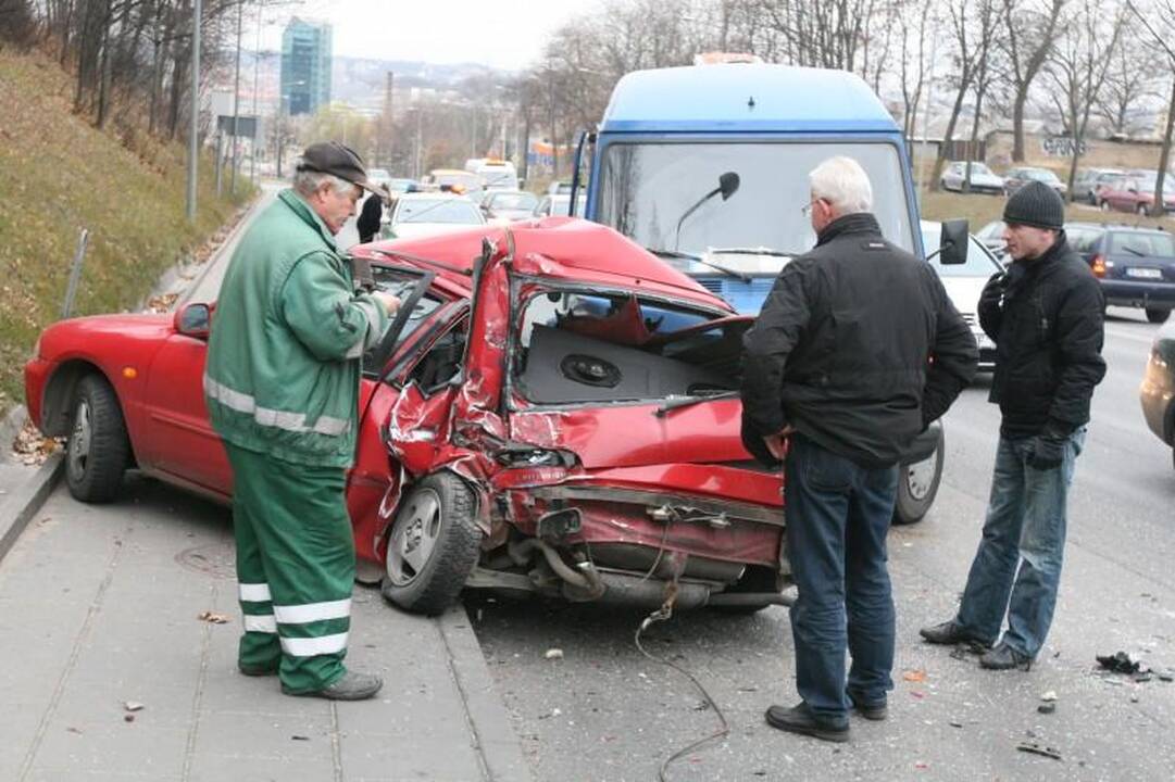 Vilniuje krovininis automobilis suknežino „Mitsubishi Colt“
