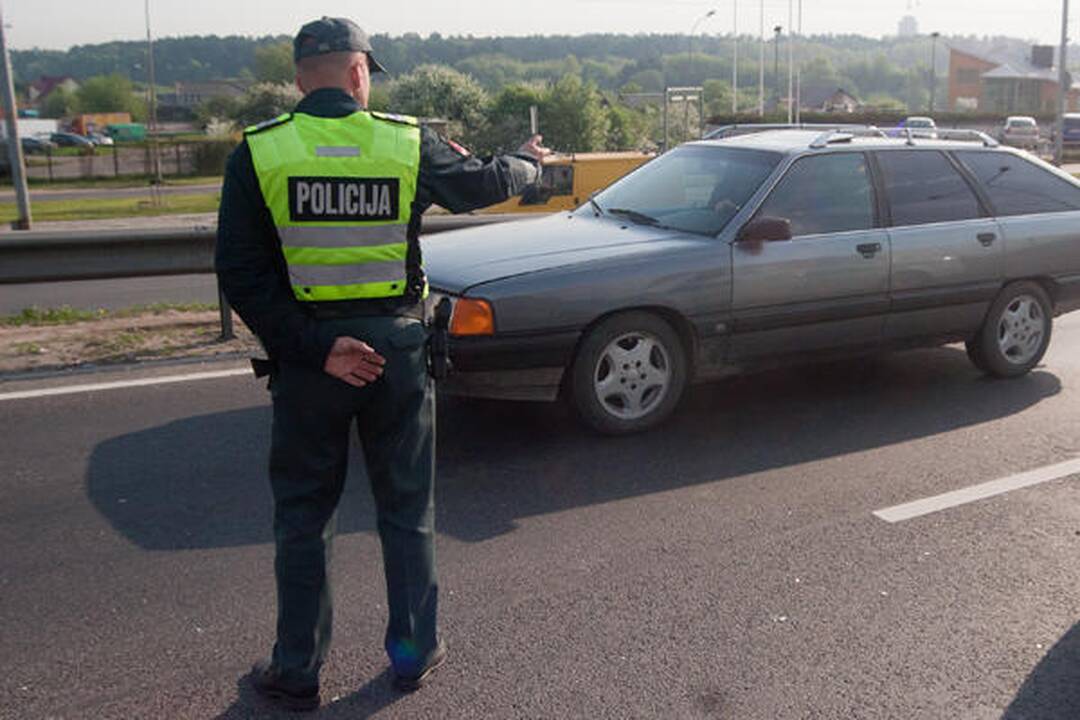Po avarijos girtas vairuotojas iš rankų nepaleido butelio