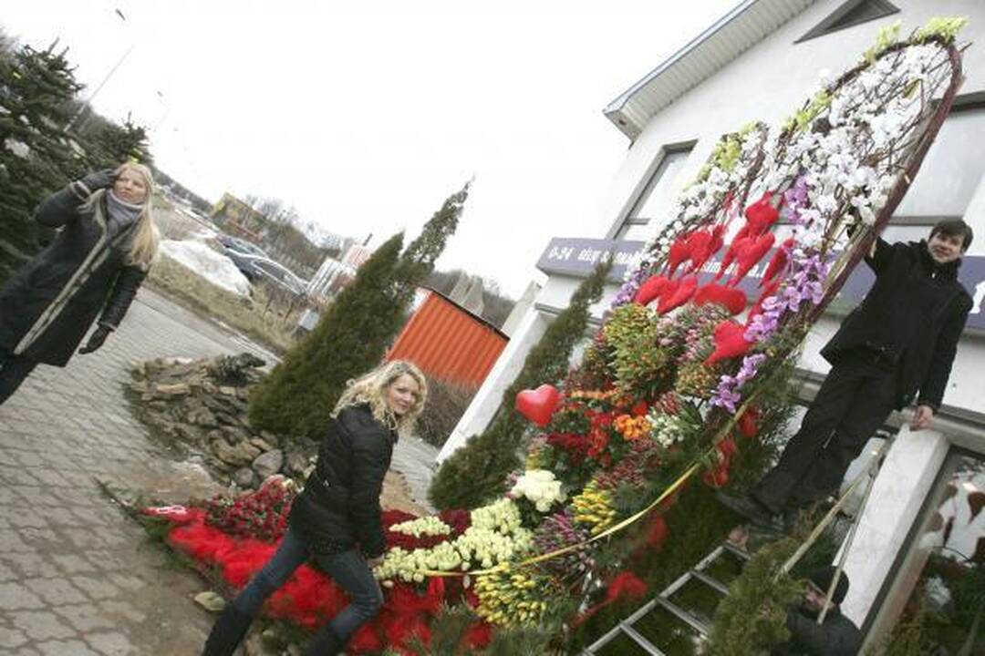Floristai sukūrė rekordinę gėlių kompoziciją „Pulsuojanti širdis“