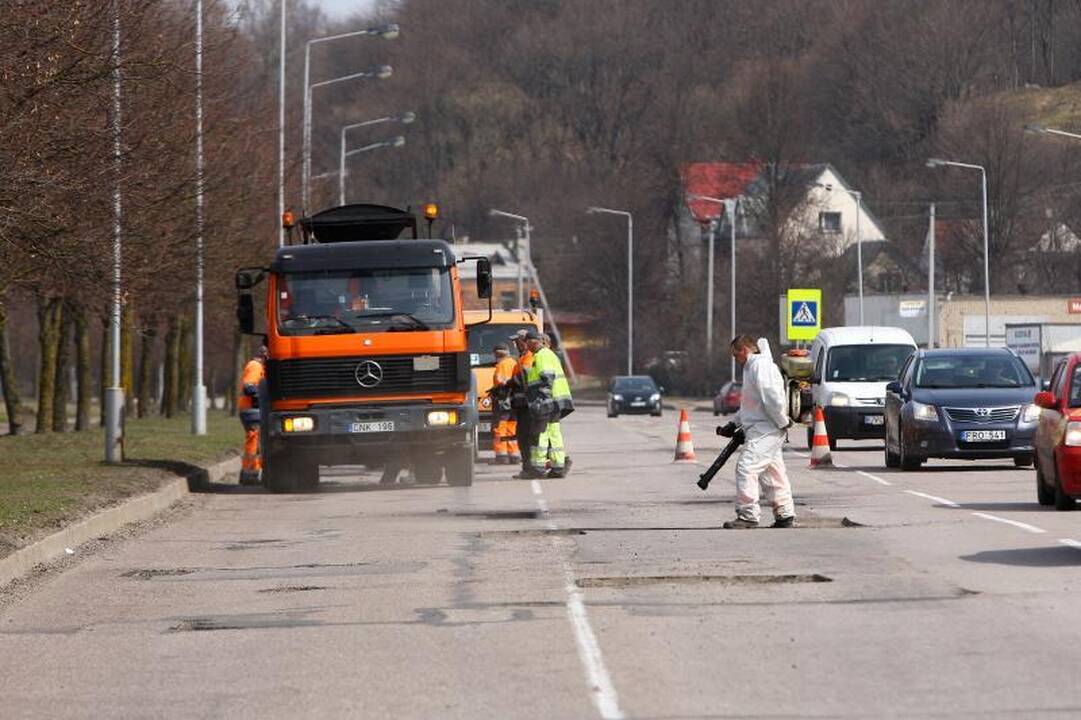 Kaunas paskelbė karą duobėms: kelininkai pluša iš peties