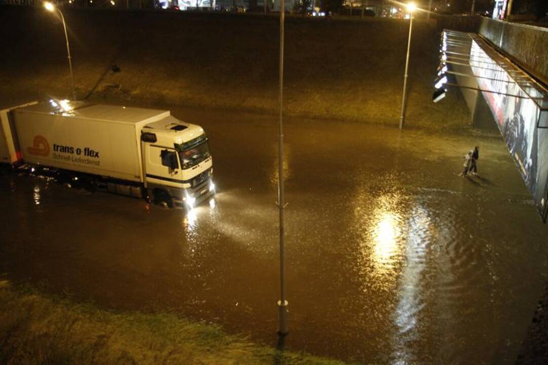 Vilniuje ugniagesiai išgelbėjo liūties apsemtame automobilyje įstrigusią moterį