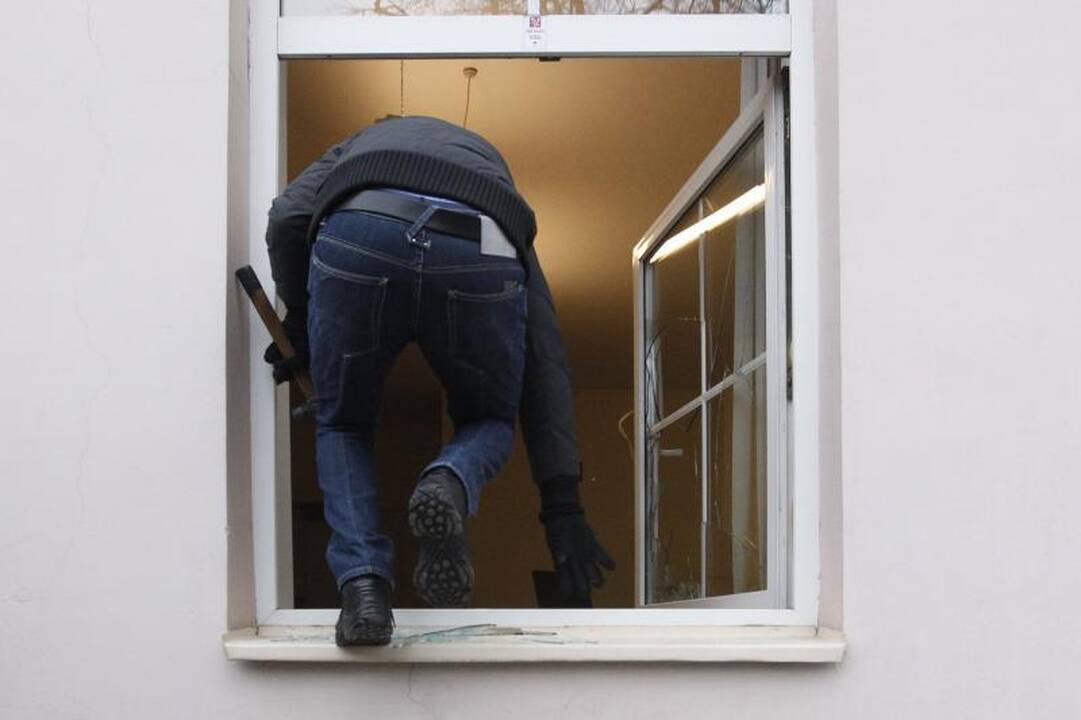 Apsukri vagystė: prekeiviu apsimetęs vyras apšvarino butą