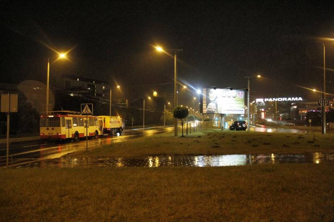 Vilniuje ugniagesiai išgelbėjo liūties apsemtame automobilyje įstrigusią moterį