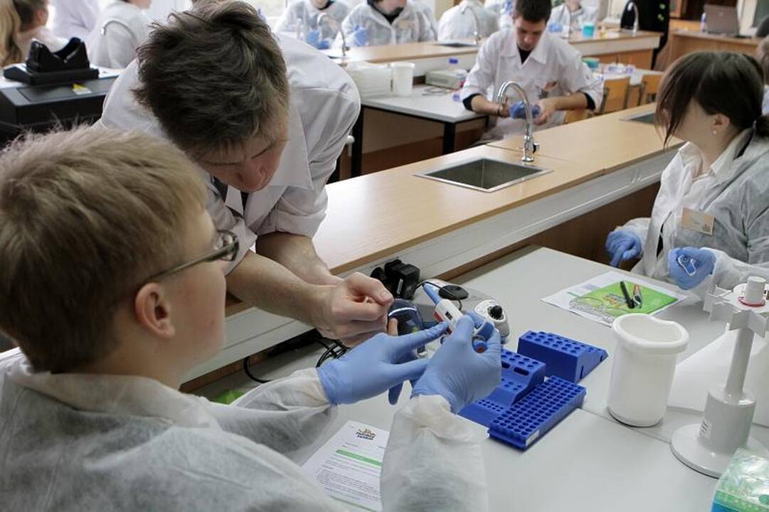 Klaipėdos gimnazistai trumpam tapo mokslininkais