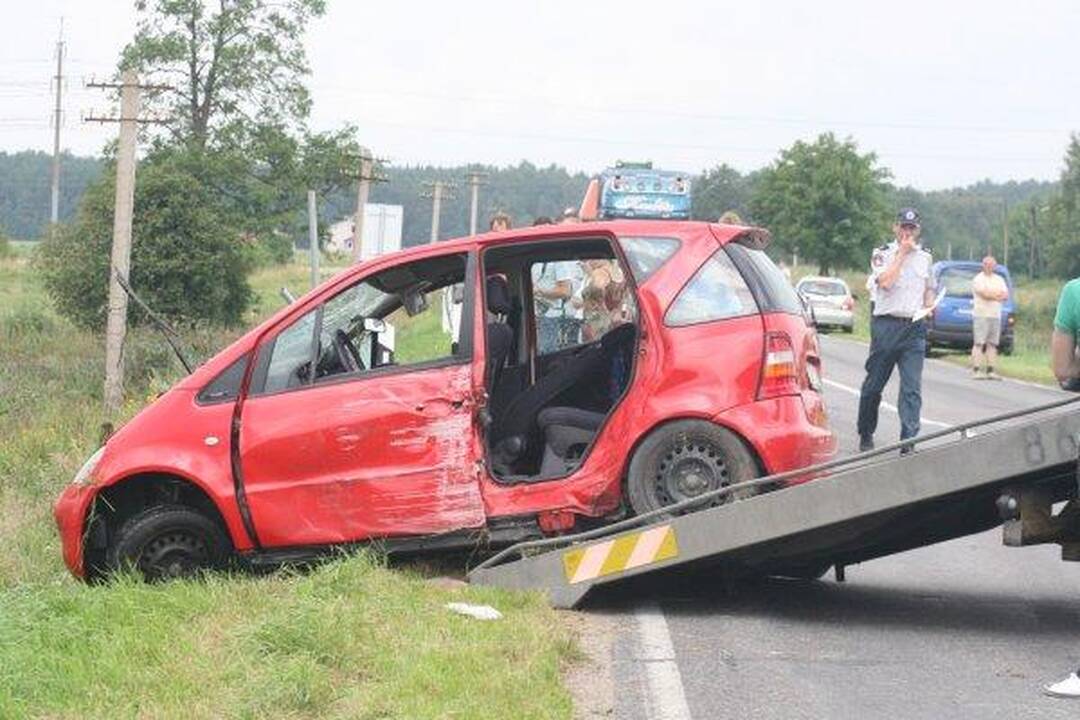 Automobiliui įskriejus į upelį žuvo vaikas ir jo motina (papildyta)