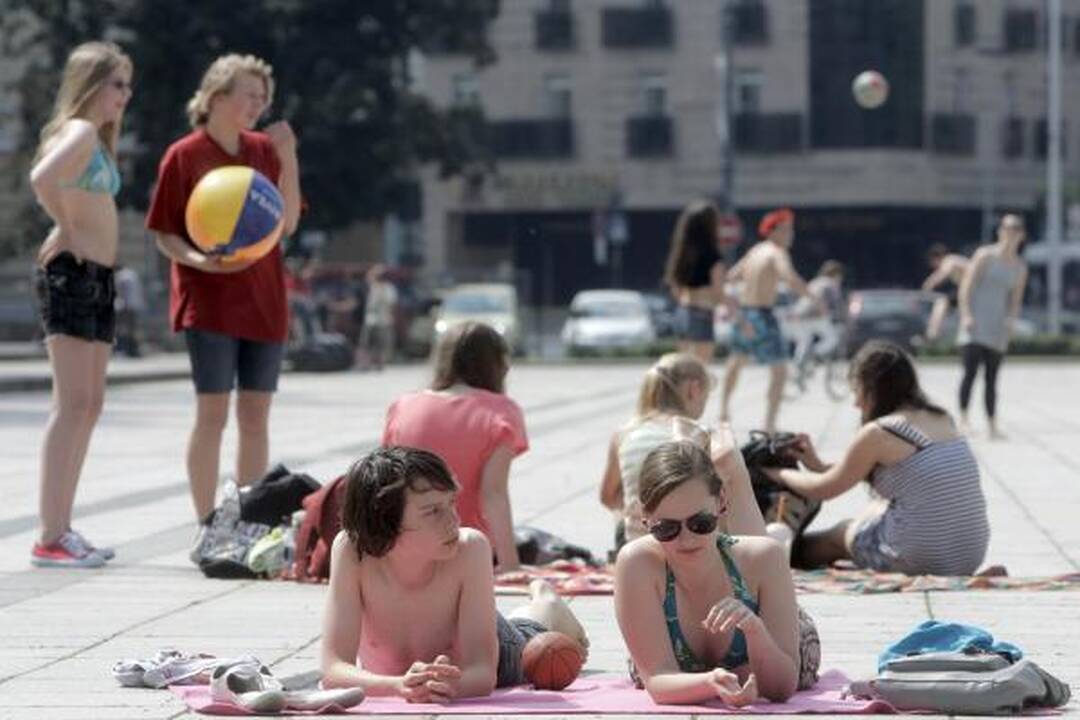 "Flash mob" jaunimėlis Katedros aikštę pavertė paplūdimiu