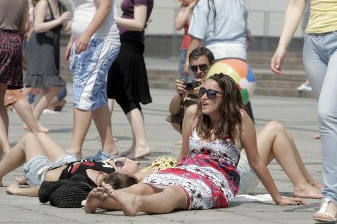 "Flash mob" jaunimėlis Katedros aikštę pavertė paplūdimiu