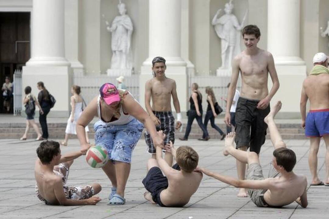 "Flash mob" jaunimėlis Katedros aikštę pavertė paplūdimiu