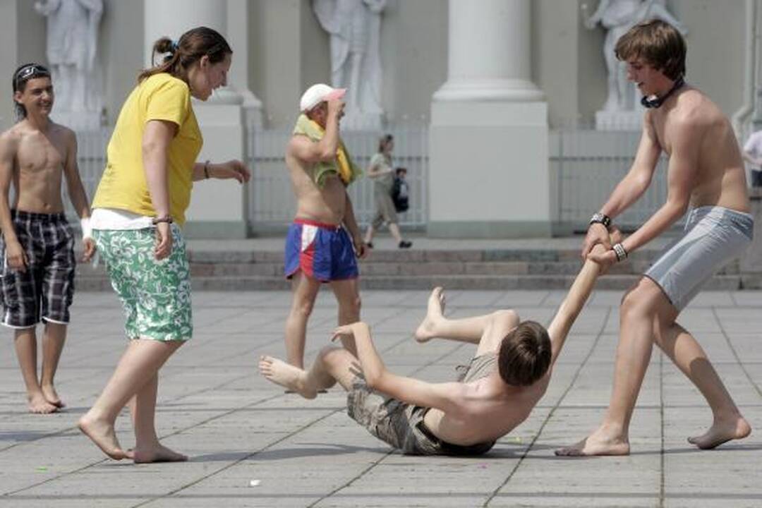 "Flash mob" jaunimėlis Katedros aikštę pavertė paplūdimiu