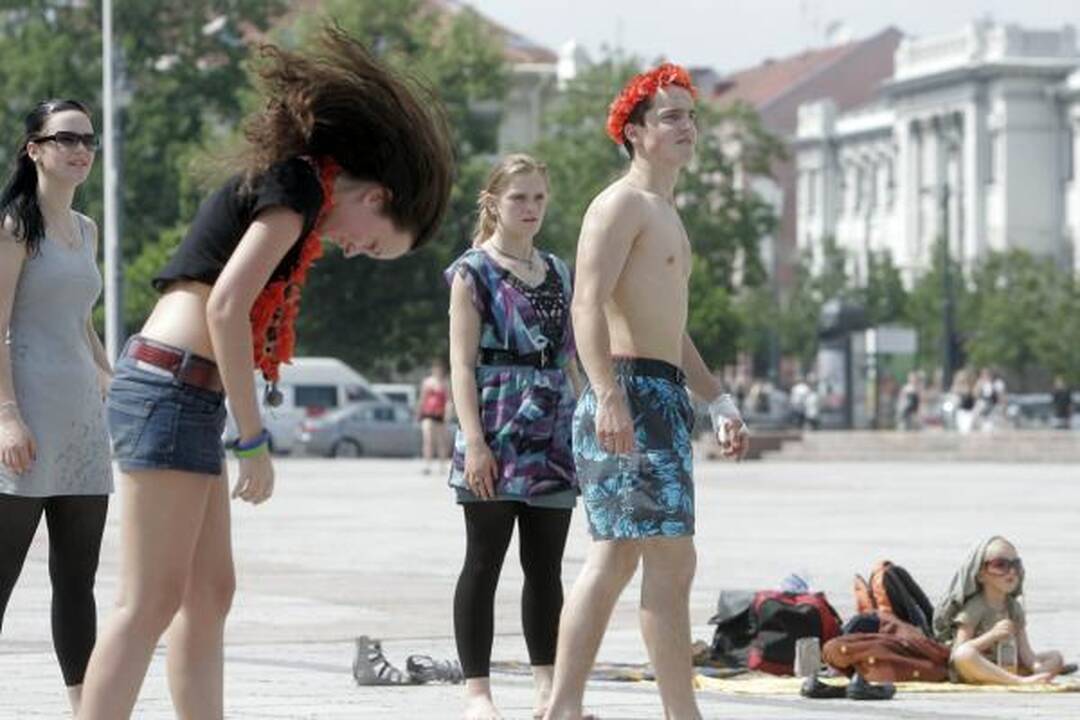 "Flash mob" jaunimėlis Katedros aikštę pavertė paplūdimiu