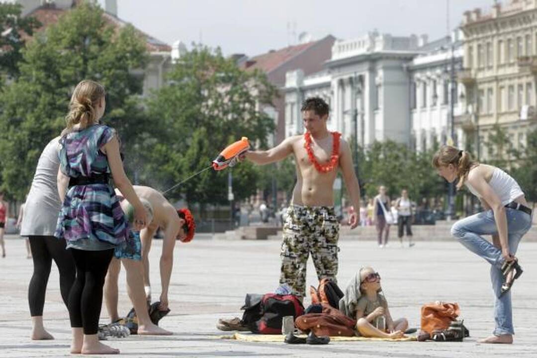 "Flash mob" jaunimėlis Katedros aikštę pavertė paplūdimiu