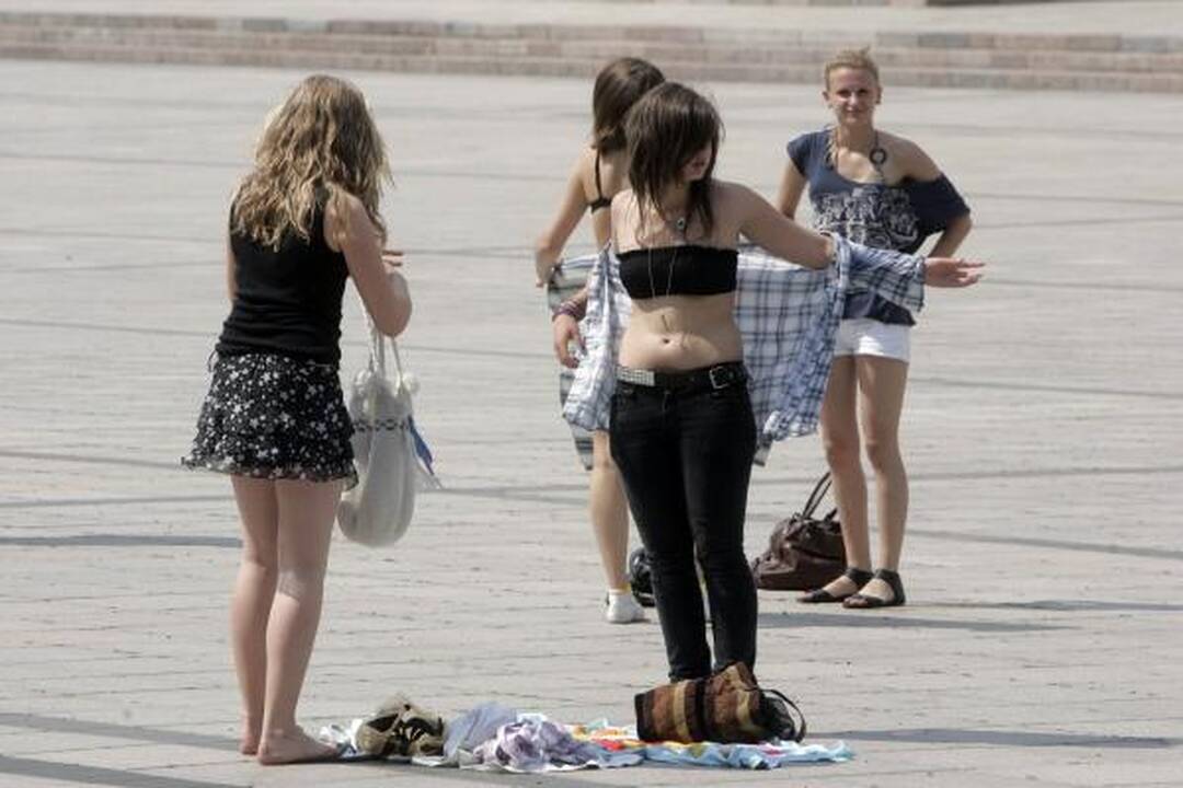 "Flash mob" jaunimėlis Katedros aikštę pavertė paplūdimiu