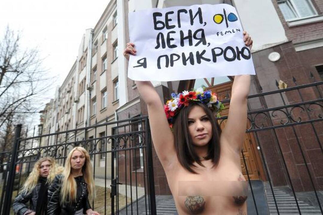 "Femen" aktyvistė nuoga krūtine stojo ginti buvusio prezidento