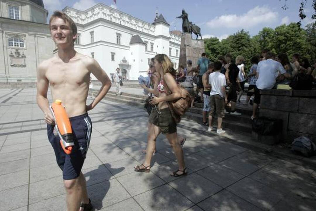 "Flash mob" jaunimėlis Katedros aikštę pavertė paplūdimiu