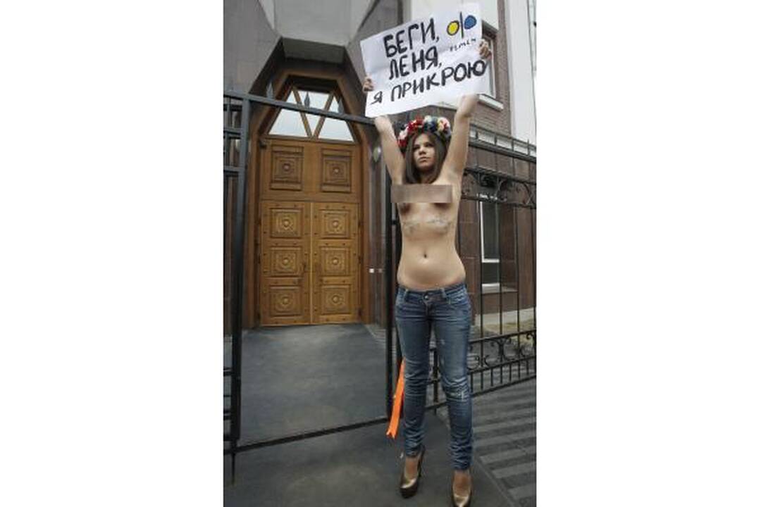 "Femen" aktyvistė nuoga krūtine stojo ginti buvusio prezidento