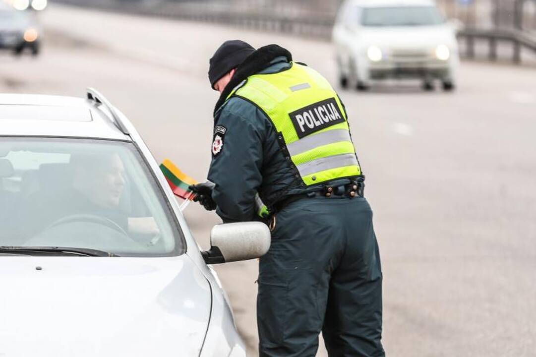 Kauno kelių policininkai vairuotojus ne baudė, bet apdovanojo