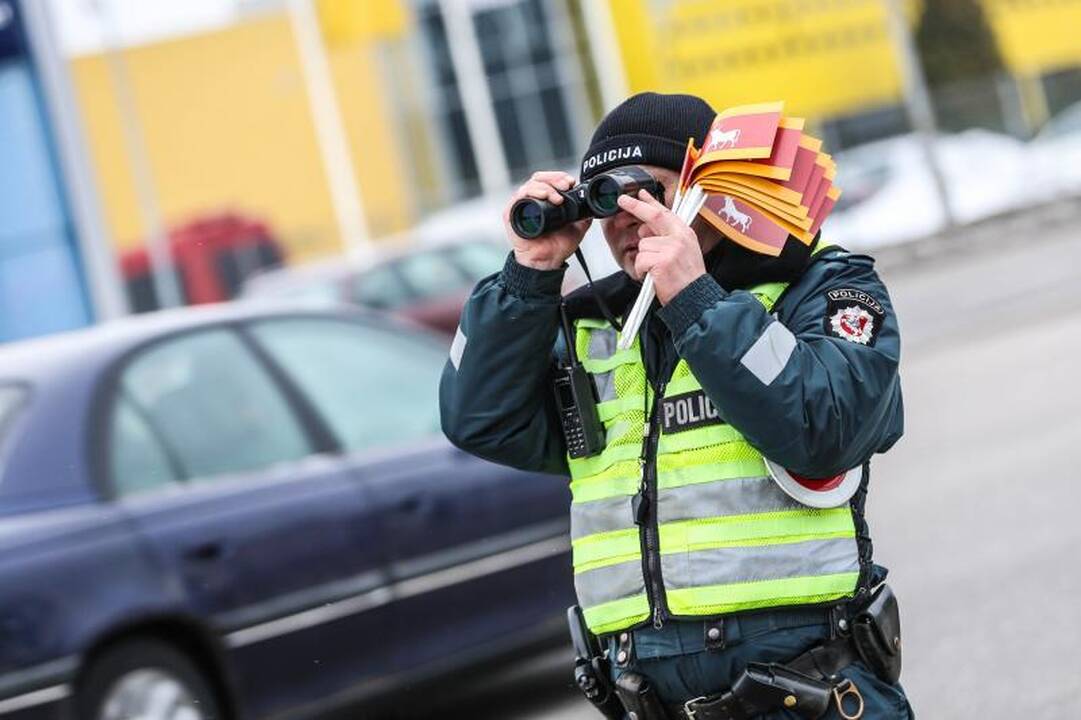 Kauno kelių policininkai vairuotojus ne baudė, bet apdovanojo