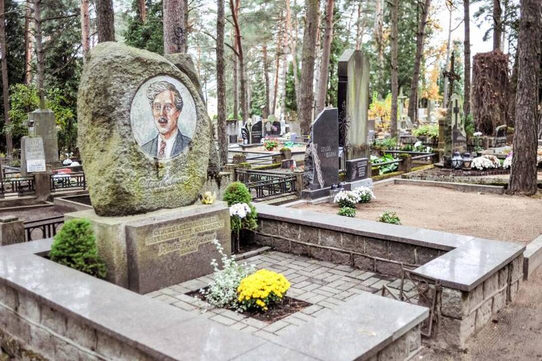 Prie kieno kapo Petrašiūnuose tebeaidi eilėraščiai?
