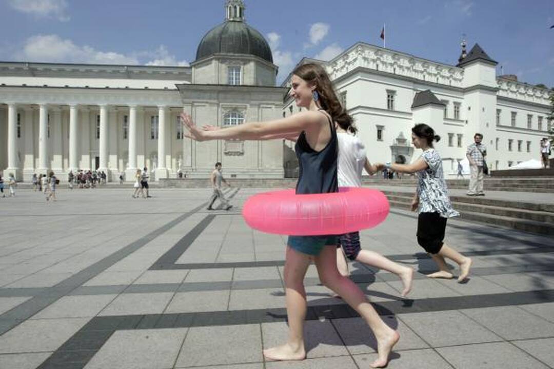 "Flash mob" jaunimėlis Katedros aikštę pavertė paplūdimiu