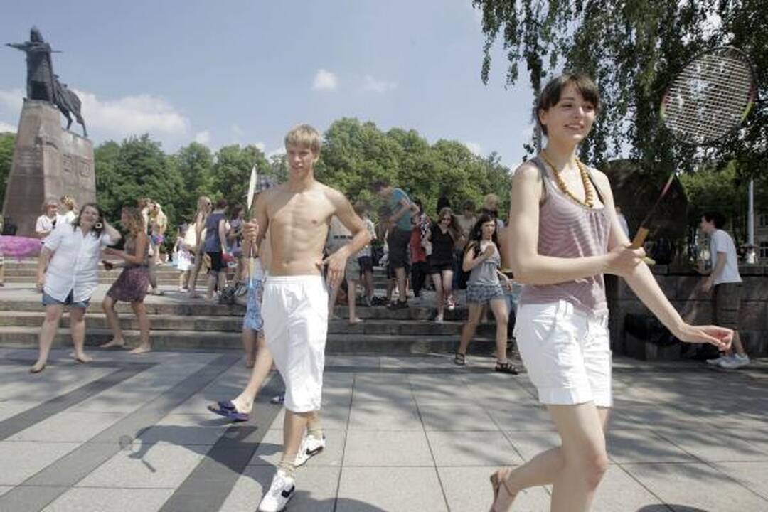 "Flash mob" jaunimėlis Katedros aikštę pavertė paplūdimiu