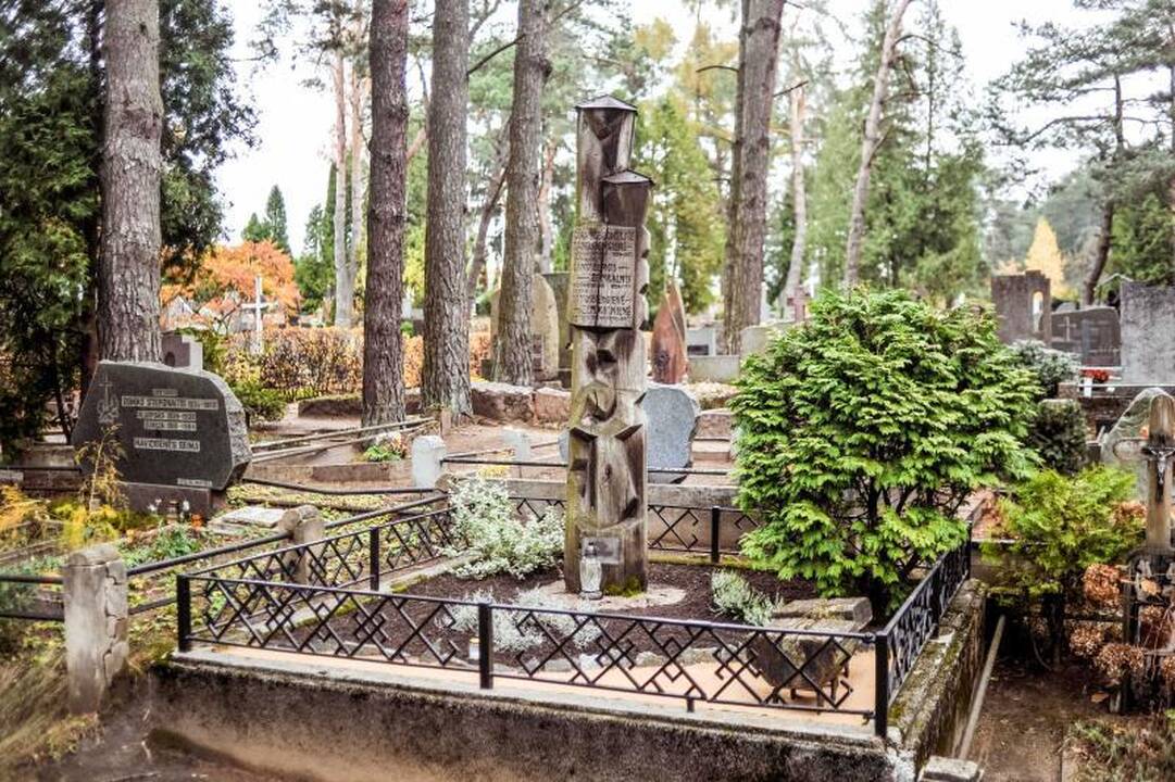 Prie kieno kapo Petrašiūnuose tebeaidi eilėraščiai?