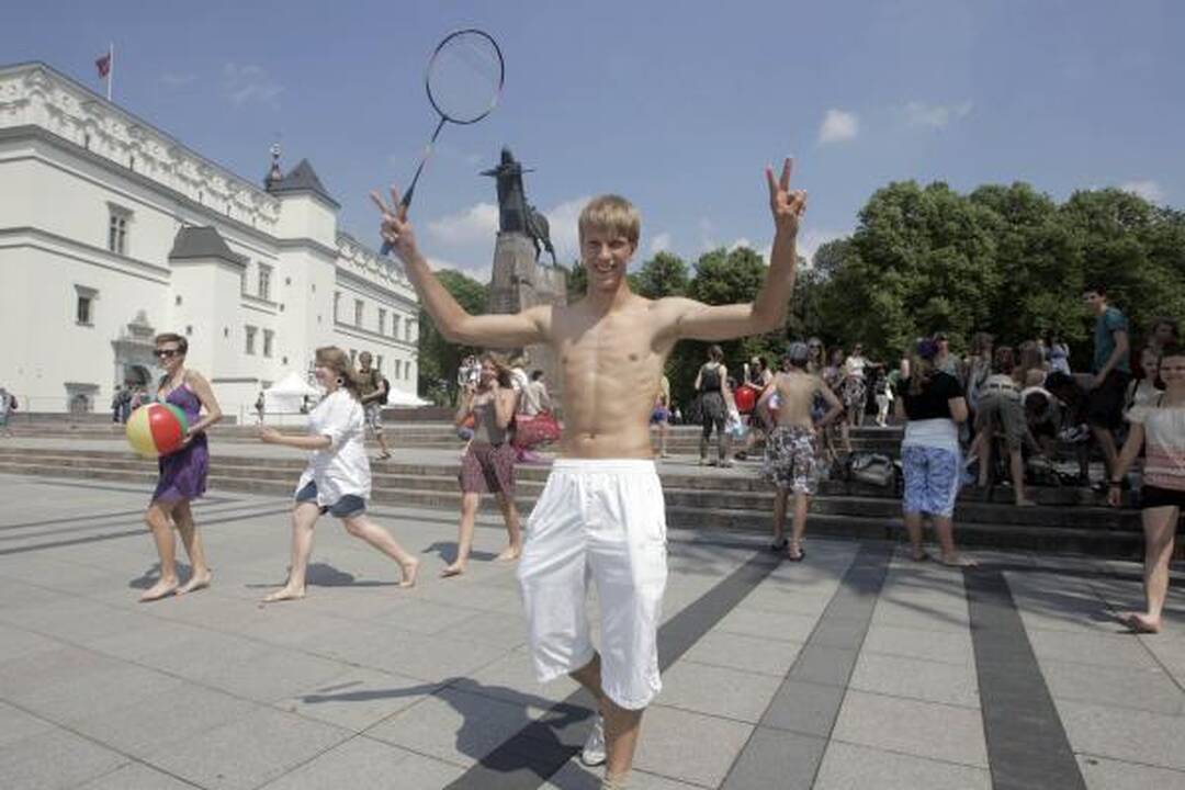 "Flash mob" jaunimėlis Katedros aikštę pavertė paplūdimiu