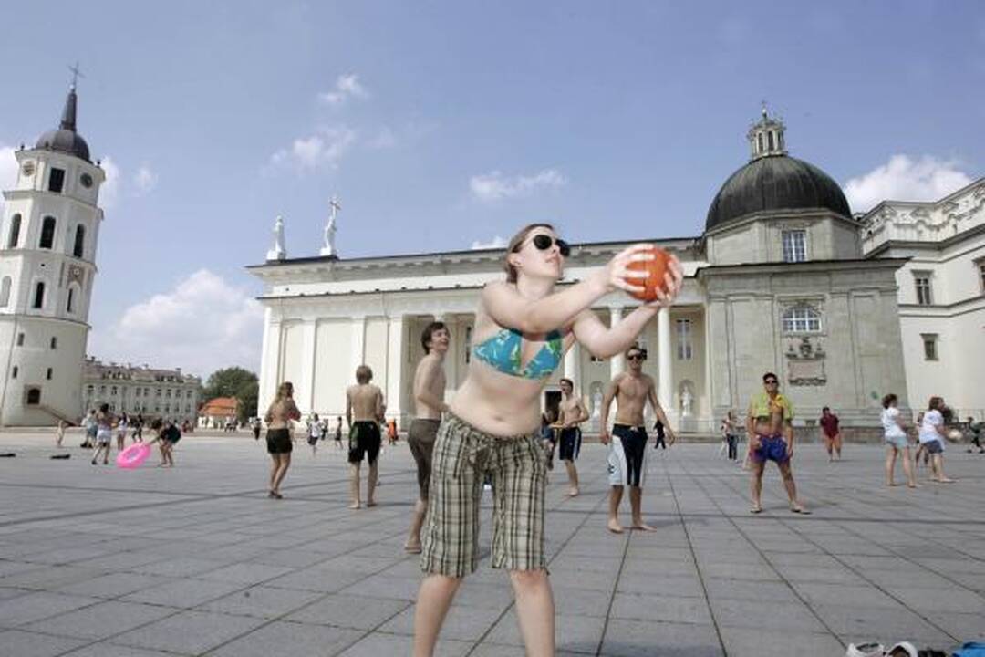 "Flash mob" jaunimėlis Katedros aikštę pavertė paplūdimiu