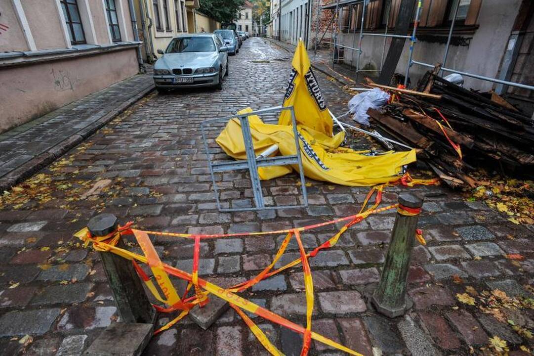 Vėjo išversti medžiai    nuklojo Kauną  