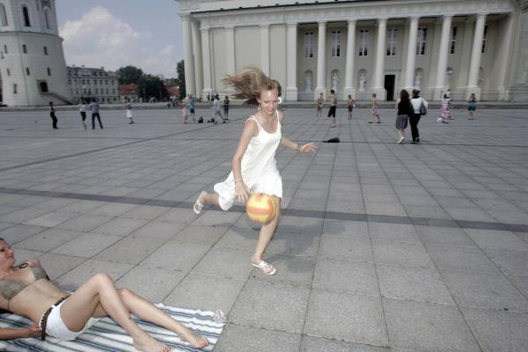 "Flash mob" jaunimėlis Katedros aikštę pavertė paplūdimiu