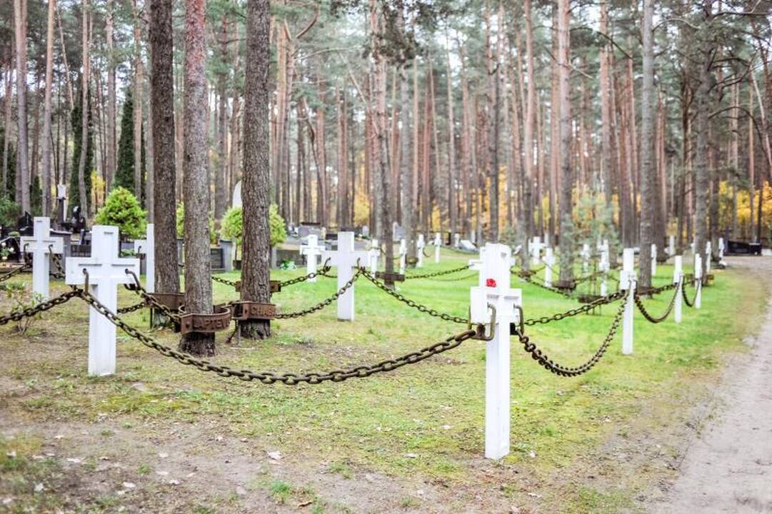 Prie kieno kapo Petrašiūnuose tebeaidi eilėraščiai?