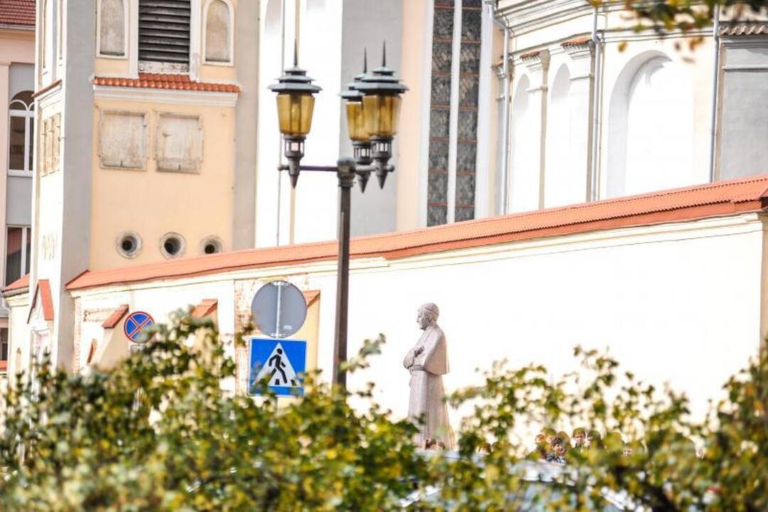 Vėjo išversti medžiai    nuklojo Kauną  