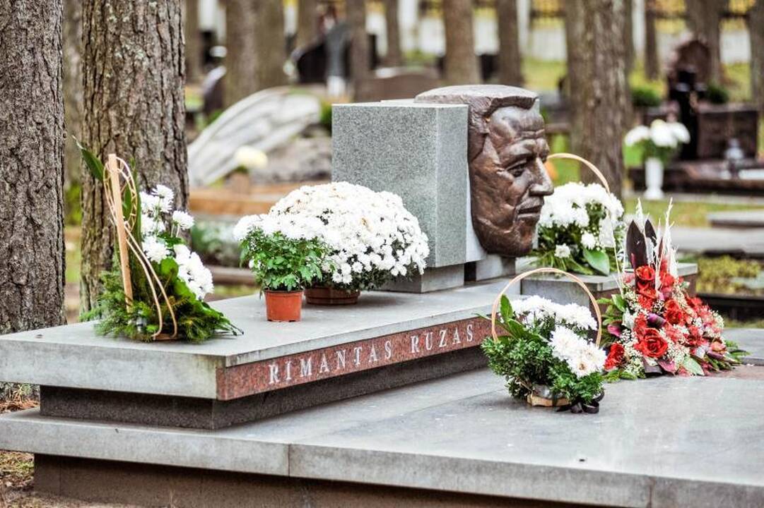 Prie kieno kapo Petrašiūnuose tebeaidi eilėraščiai?