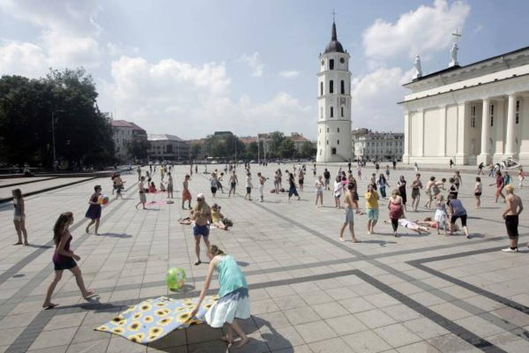 "Flash mob" jaunimėlis Katedros aikštę pavertė paplūdimiu