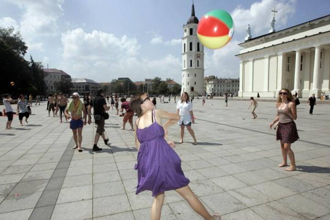 "Flash mob" jaunimėlis Katedros aikštę pavertė paplūdimiu